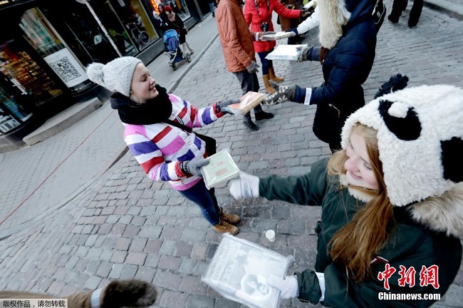 天寒地凍人龍接力傳書
