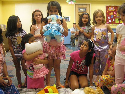 小朋友依依不捨