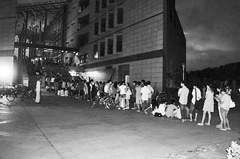 圖書館前 考研學生鋪草席排隊搶座