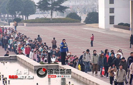 有人拿擴音喇叭維持秩序