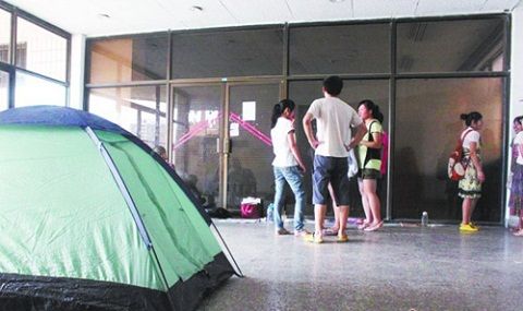 圖書館前 考研學生鋪草席排隊搶座